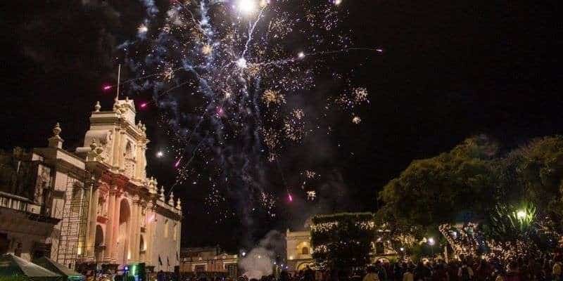 El Año Nuevo en Guate está cargado de tradiciones que unen a la cultura popular. Fotografías: Vía Web.